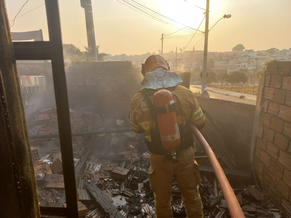 Bombeiros de Patrocínio combatem incêndio em residência | Patos Agora - A notícia no seu tempo - https://patosagora.net