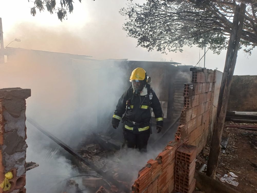 Bombeiros de Patrocínio combatem incêndio em residência | Patos Agora - A notícia no seu tempo - https://patosagora.net