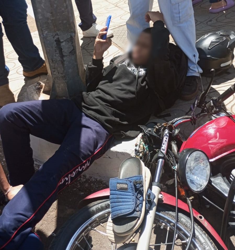 Adolescentes em motocicleta ficam feridos após condutor avançar parada obrigatória no Centro de Patos de Minas | Patos Agora - A notícia no seu tempo - https://patosagora.net