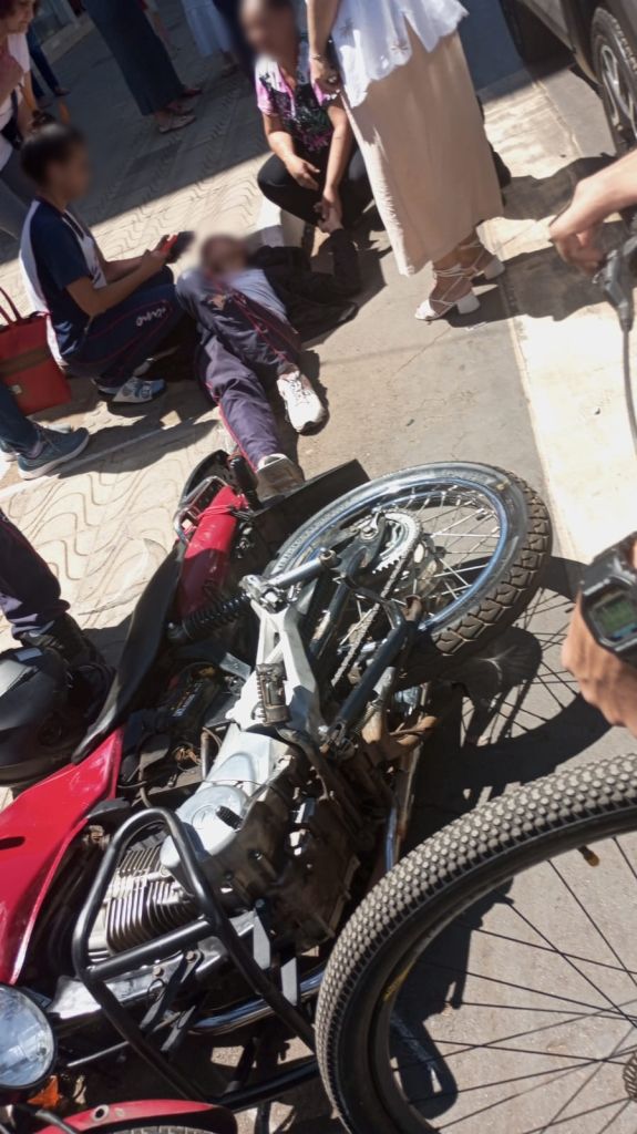 Adolescentes em motocicleta ficam feridos após condutor avançar parada obrigatória no Centro de Patos de Minas | Patos Agora - A notícia no seu tempo - https://patosagora.net