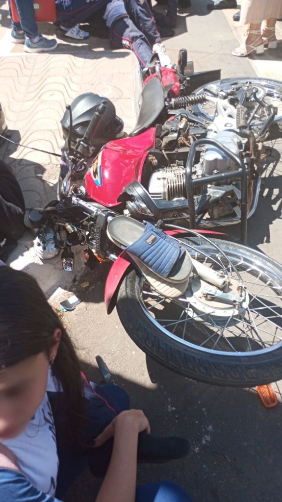 Adolescentes em motocicleta ficam feridos após condutor avançar parada obrigatória no Centro de Patos de Minas | Patos Agora - A notícia no seu tempo - https://patosagora.net