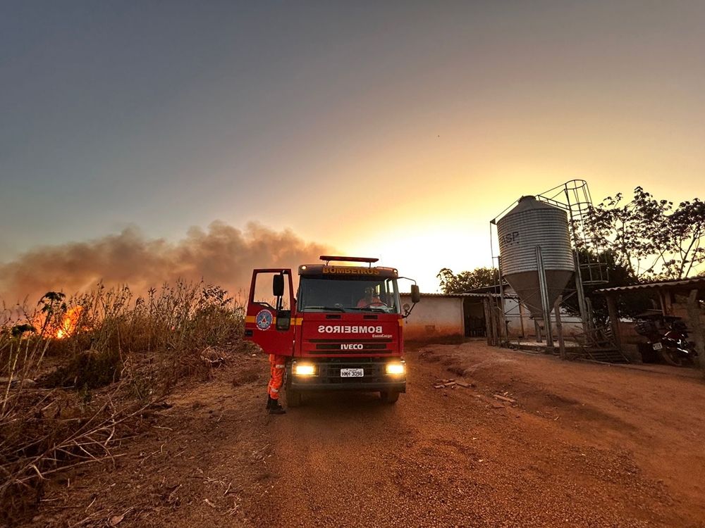 Bombeiros atendem mais um grande incêndio na área rural de Patos de Minas | Patos Agora - A notícia no seu tempo - https://patosagora.net