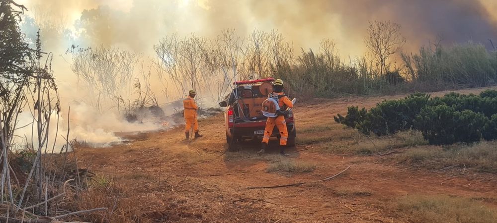 Bombeiros atendem mais um grande incêndio na área rural de Patos de Minas | Patos Agora - A notícia no seu tempo - https://patosagora.net