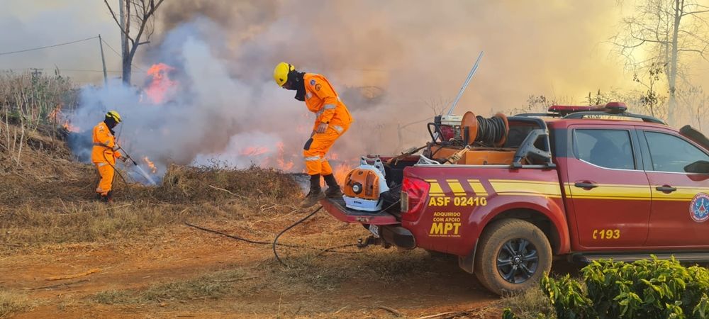 Bombeiros atendem mais um grande incêndio na área rural de Patos de Minas | Patos Agora - A notícia no seu tempo - https://patosagora.net