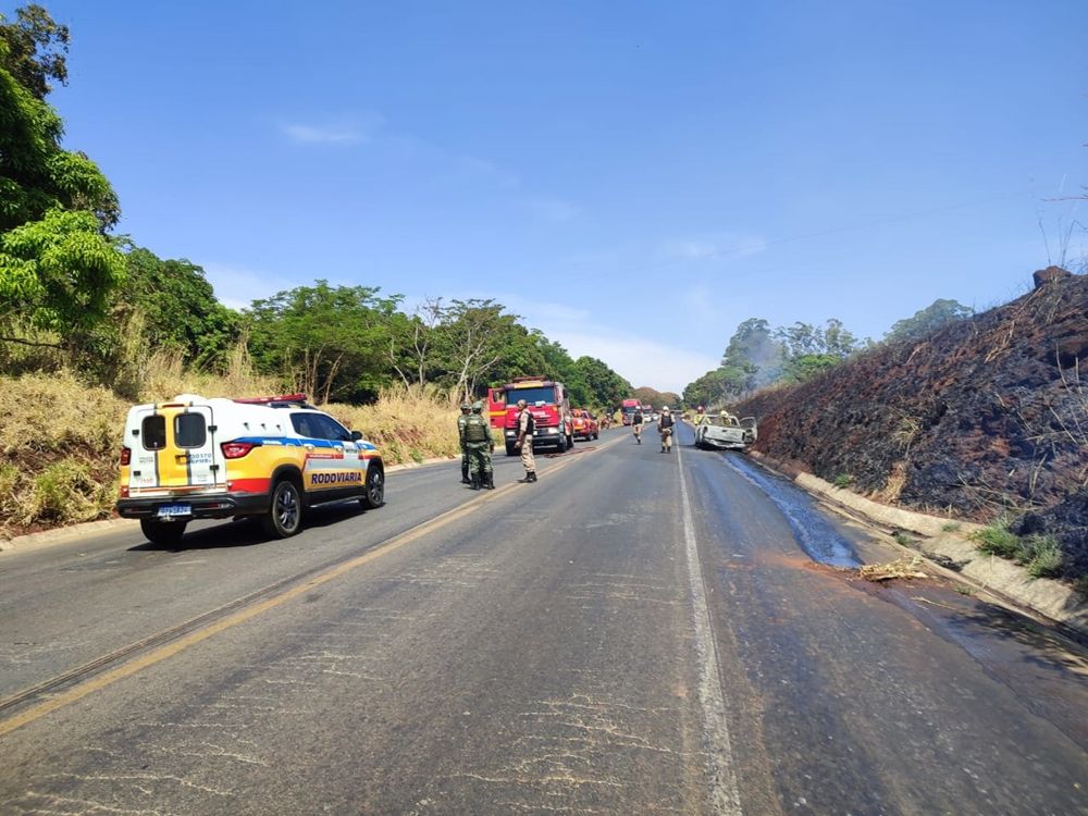 Viatura da Polícia Militar pega fogo na rodovia MGC-354 e fica totalmente destruída | Patos Agora - A notícia no seu tempo - https://patosagora.net