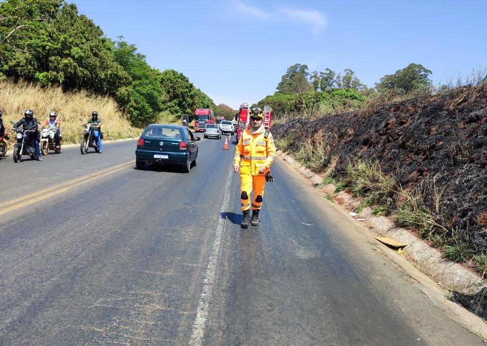 Viatura da Polícia Militar pega fogo na rodovia MGC-354 e fica totalmente destruída | Patos Agora - A notícia no seu tempo - https://patosagora.net