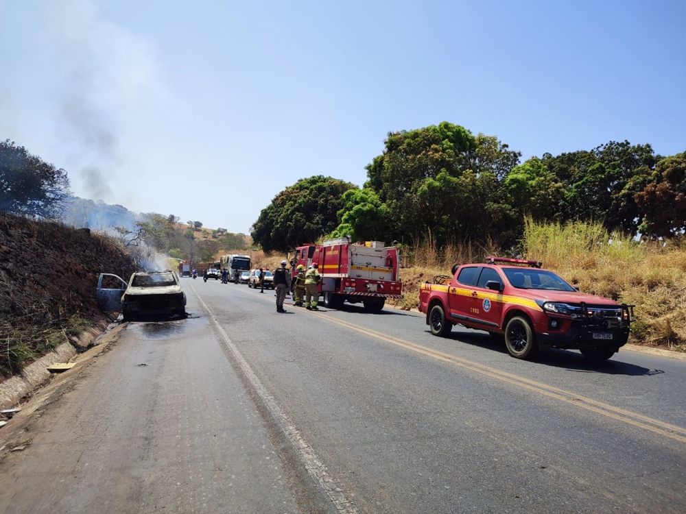 Viatura da Polícia Militar pega fogo na rodovia MGC-354 e fica totalmente destruída | Patos Agora - A notícia no seu tempo - https://patosagora.net