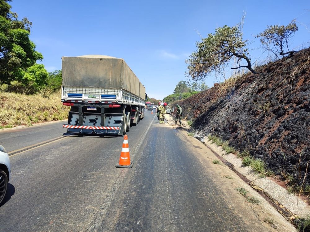 Viatura da Polícia Militar pega fogo na rodovia MGC-354 e fica totalmente destruída | Patos Agora - A notícia no seu tempo - https://patosagora.net