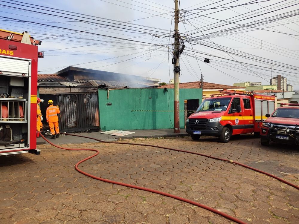 Incêndio em residência no Bairro São Francisco mobiliza Corpo de Bombeiros em Patos de Minas | Patos Agora - A notícia no seu tempo - https://patosagora.net