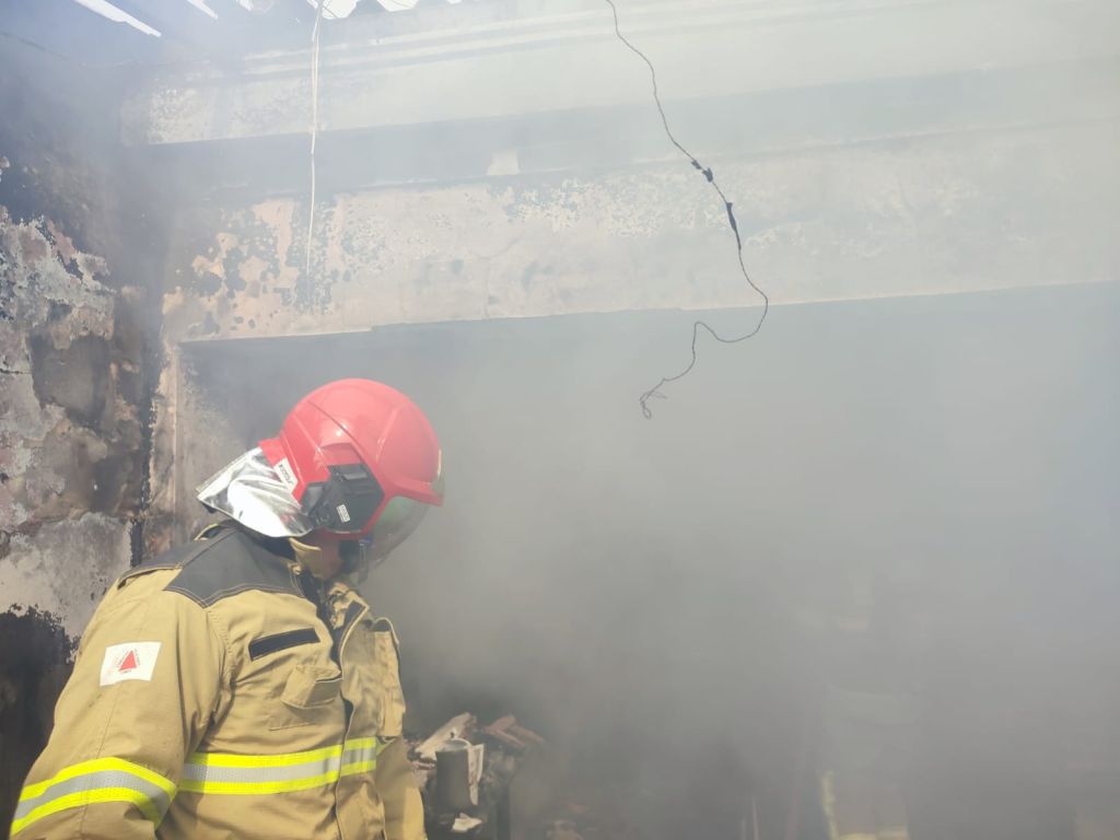 Incêndio em residência no Bairro São Francisco mobiliza Corpo de Bombeiros em Patos de Minas | Patos Agora - A notícia no seu tempo - https://patosagora.net