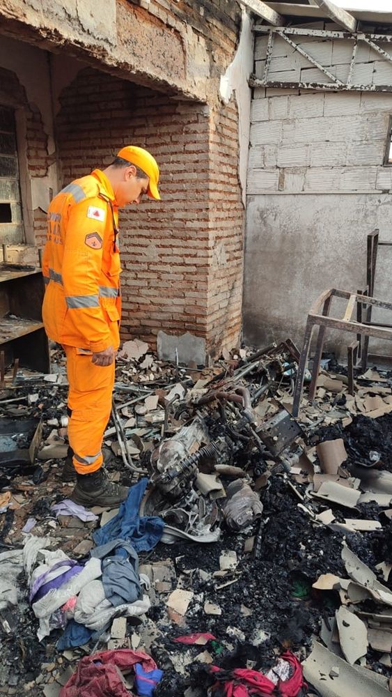 Incêndio em residência no Bairro São Francisco mobiliza Corpo de Bombeiros em Patos de Minas | Patos Agora - A notícia no seu tempo - https://patosagora.net