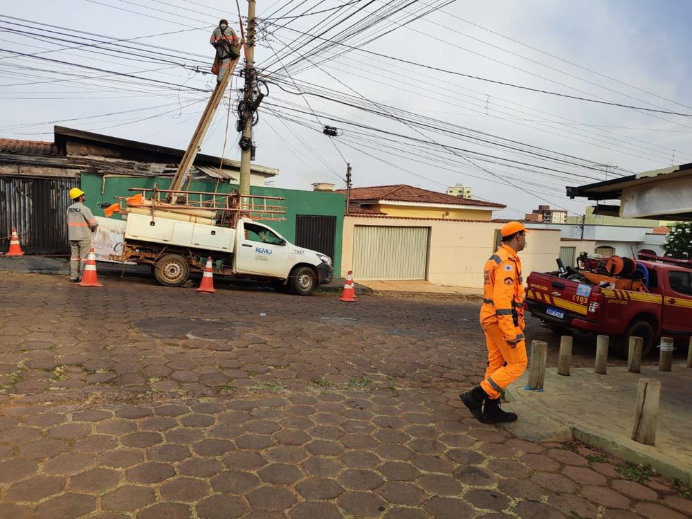 Incêndio em residência no Bairro São Francisco mobiliza Corpo de Bombeiros em Patos de Minas | Patos Agora - A notícia no seu tempo - https://patosagora.net