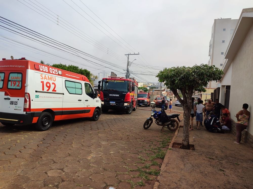 Incêndio em residência no Bairro São Francisco mobiliza Corpo de Bombeiros em Patos de Minas | Patos Agora - A notícia no seu tempo - https://patosagora.net