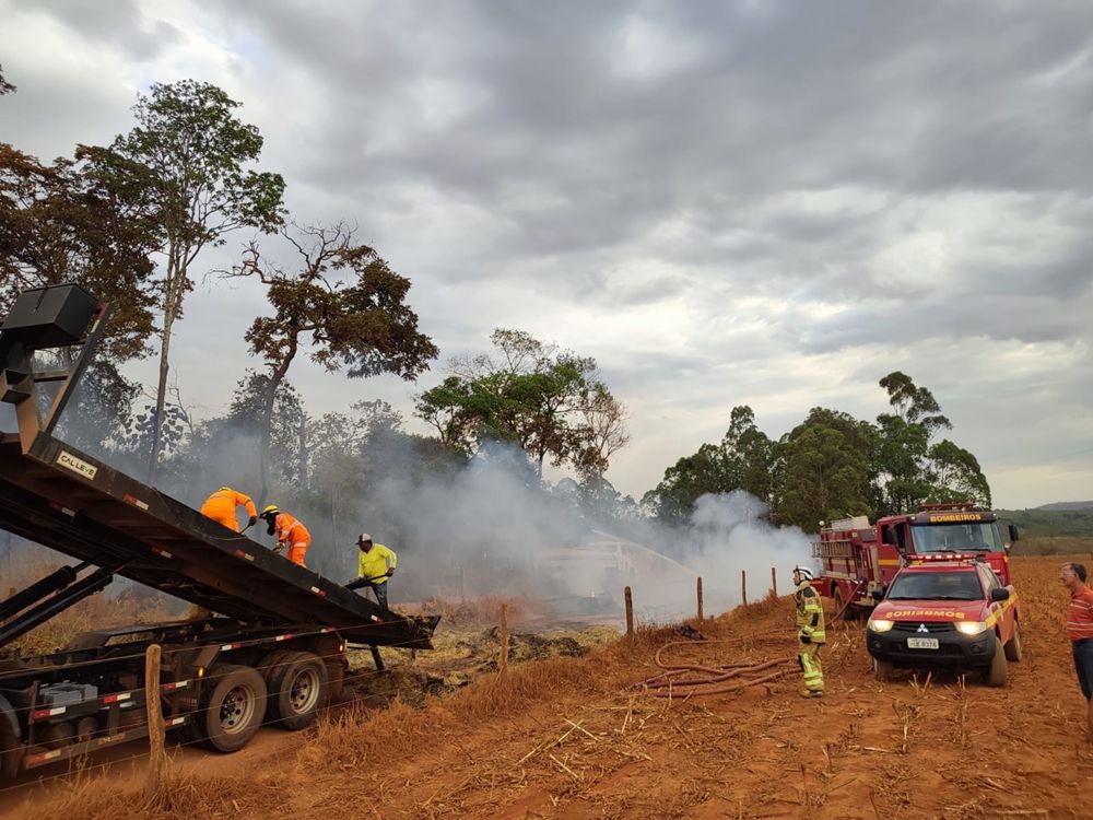 Carga de caminhão pega fogo ao passar próximo de queimada na zona rural de Patos de Minas | Patos Agora - A notícia no seu tempo - https://patosagora.net