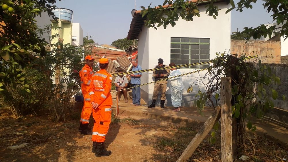 Caminhão carregado de areia perde freio e colide com residência em Patrocínio | Patos Agora - A notícia no seu tempo - https://patosagora.net