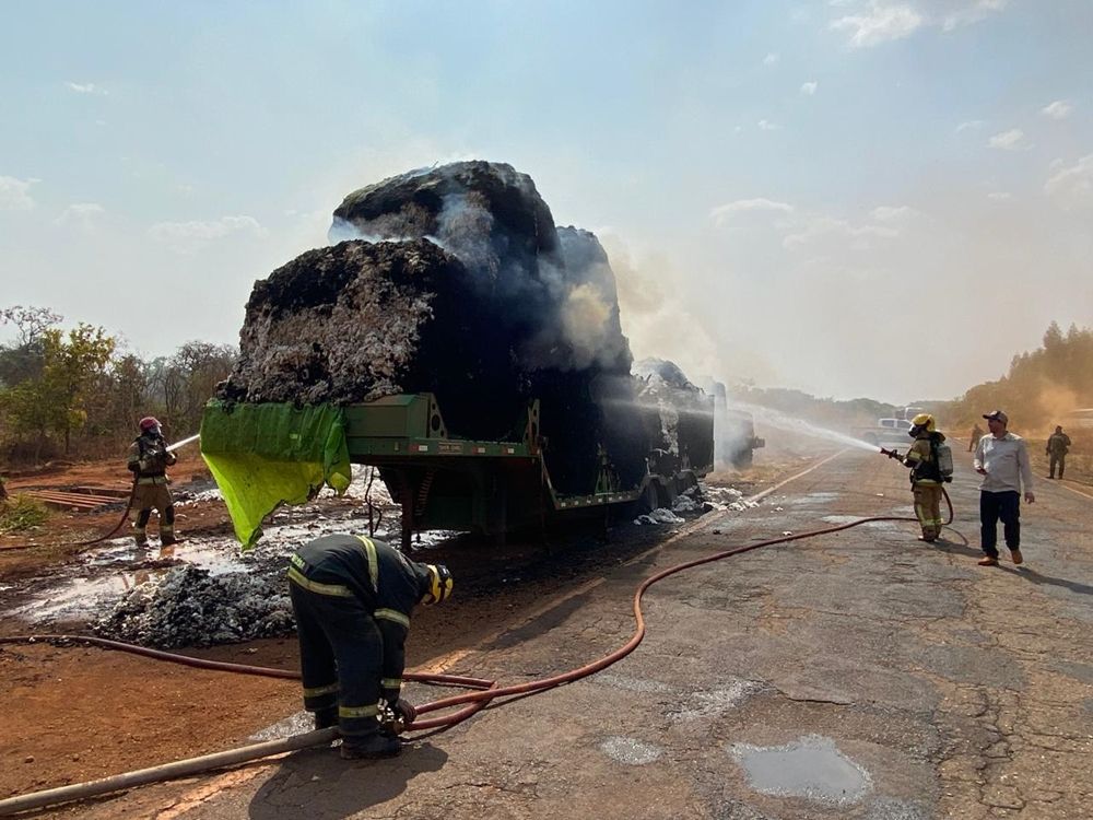 Incêndio em carreta carregada de algodão interdita MG-188 por mais de 4 horas | Patos Agora - A notícia no seu tempo - https://patosagora.net