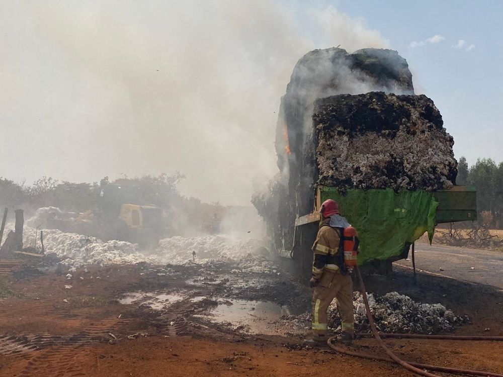 Incêndio em carreta carregada de algodão interdita MG-188 por mais de 4 horas | Patos Agora - A notícia no seu tempo - https://patosagora.net