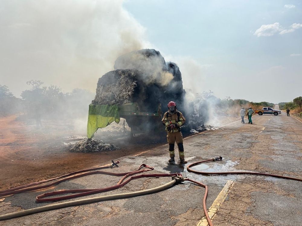 Incêndio em carreta carregada de algodão interdita MG-188 por mais de 4 horas | Patos Agora - A notícia no seu tempo - https://patosagora.net