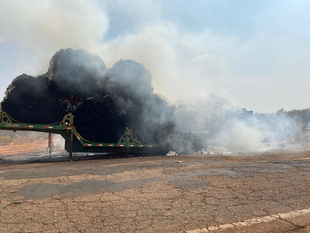 Incêndio em carreta carregada de algodão interdita MG-188 por mais de 4 horas | Patos Agora - A notícia no seu tempo - https://patosagora.net