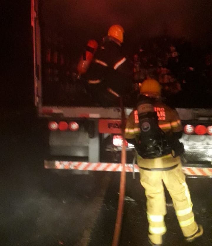 Incêndio em caminhão baú é combatido por bombeiros na BR-365 | Patos Agora - A notícia no seu tempo - https://patosagora.net