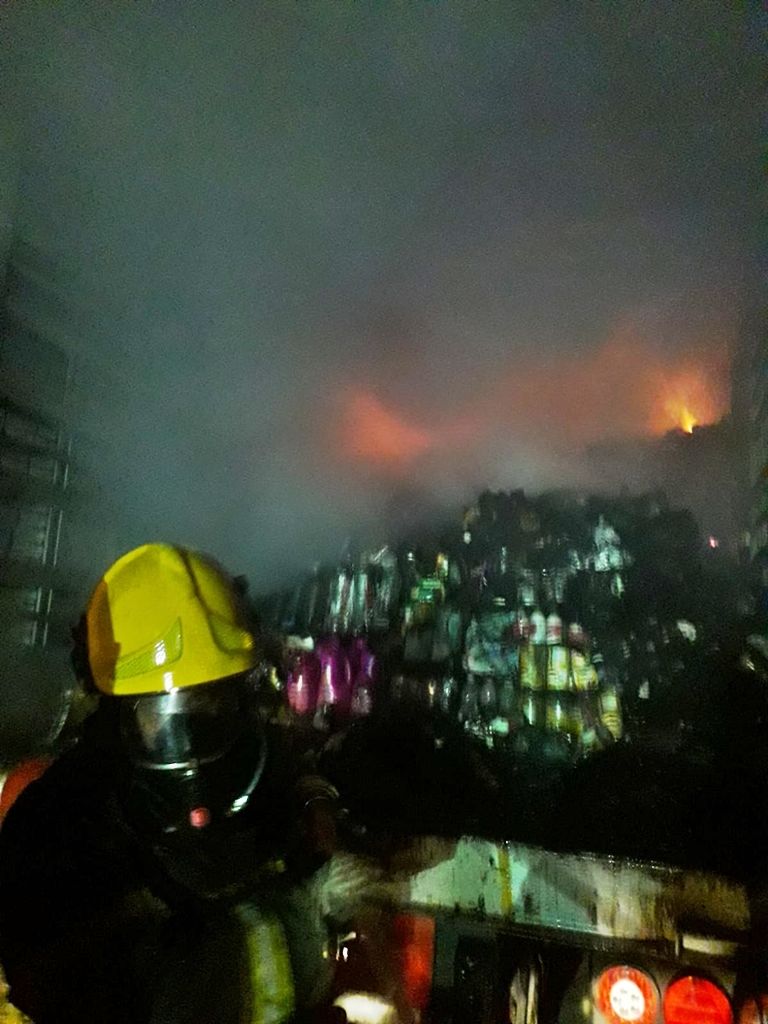 Incêndio em caminhão baú é combatido por bombeiros na BR-365 | Patos Agora - A notícia no seu tempo - https://patosagora.net