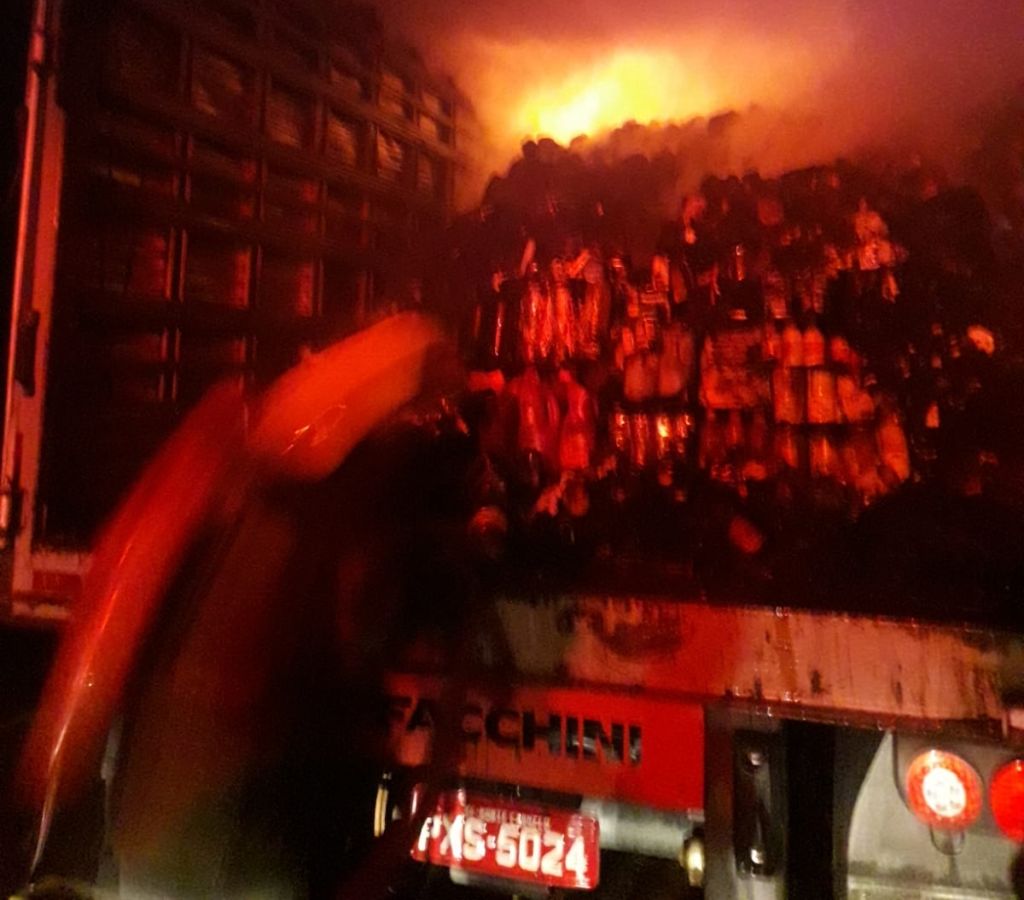 Incêndio em caminhão baú é combatido por bombeiros na BR-365 | Patos Agora - A notícia no seu tempo - https://patosagora.net