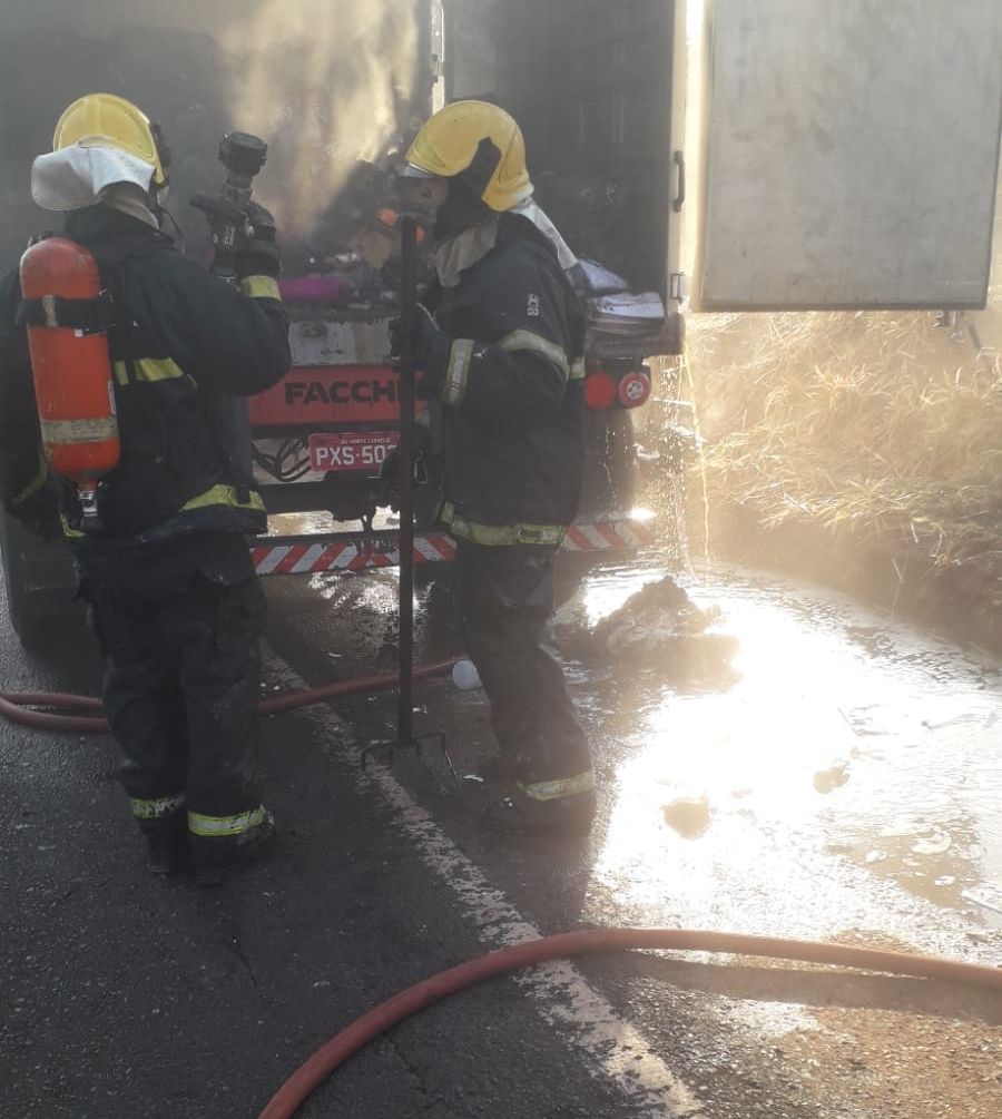 Incêndio em caminhão baú é combatido por bombeiros na BR-365 | Patos Agora - A notícia no seu tempo - https://patosagora.net