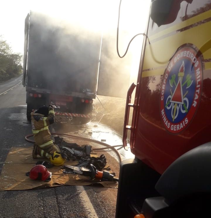 Incêndio em caminhão baú é combatido por bombeiros na BR-365 | Patos Agora - A notícia no seu tempo - https://patosagora.net