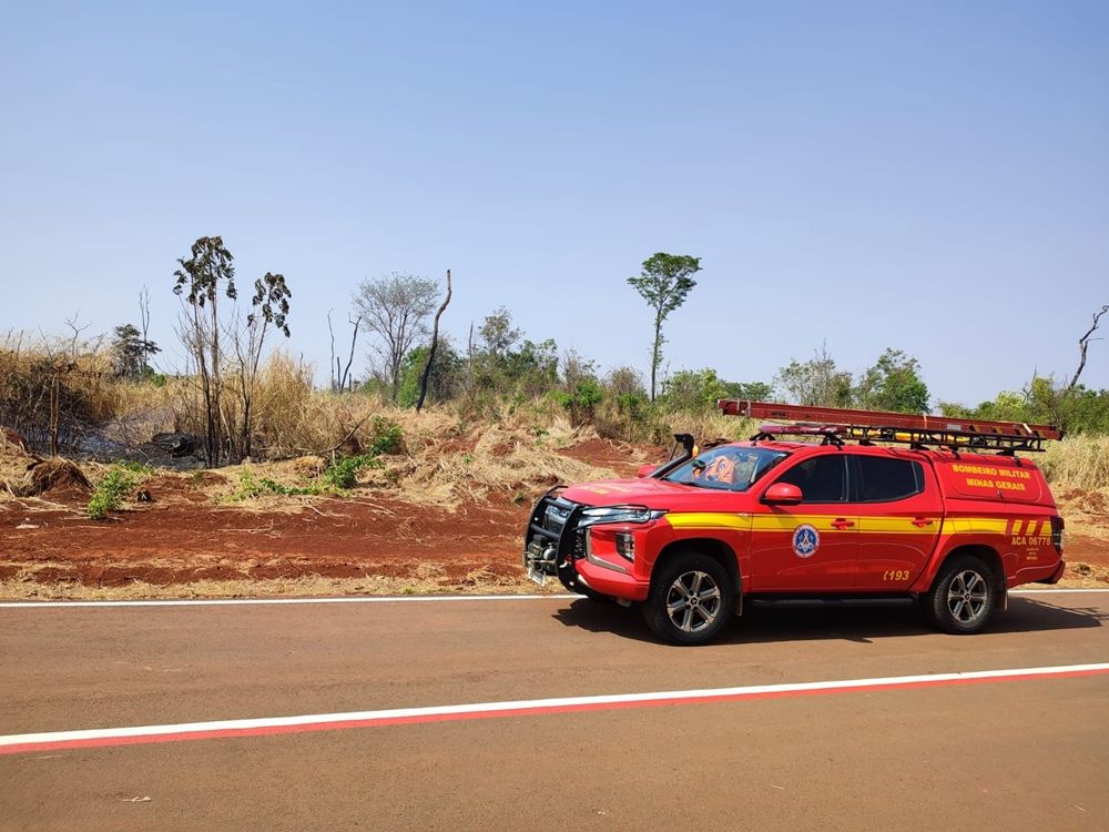 Bombeiros combatem incêndio na Mata do Catingueiro; há suspeitas de que o incêndio tenha sido criminoso | Patos Agora - A notícia no seu tempo - https://patosagora.net