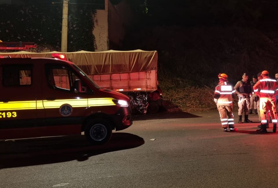 Condutor de 19 anos morre após colidir na traseira de carreta estacionada na Av. Fátima Porto, em Patos de Minas | Patos Agora - A notícia no seu tempo - https://patosagora.net