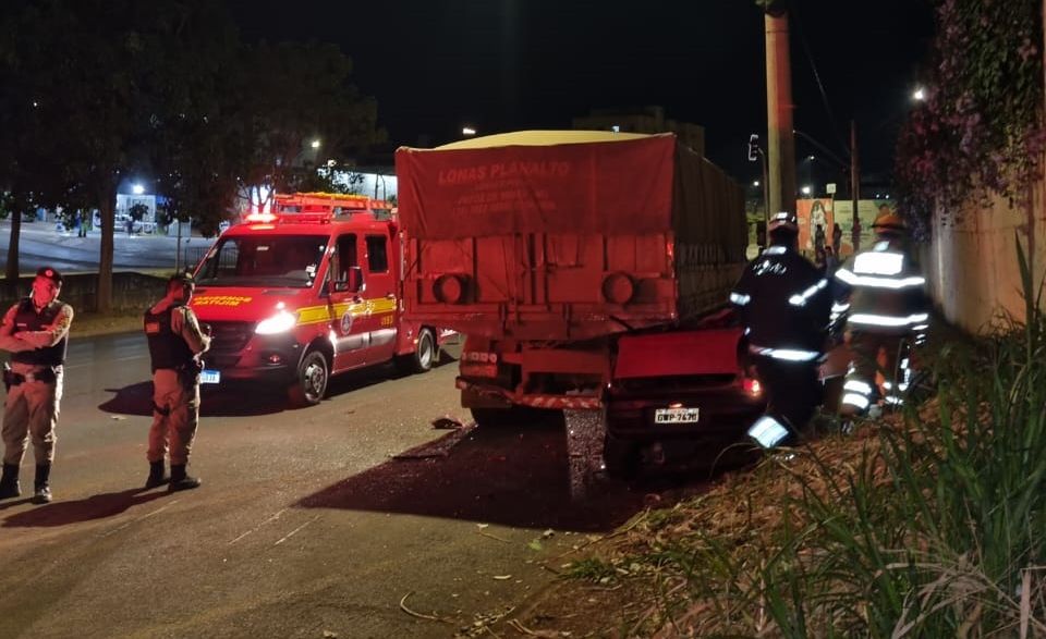 Condutor de 19 anos morre após colidir na traseira de carreta estacionada na Av. Fátima Porto, em Patos de Minas | Patos Agora - A notícia no seu tempo - https://patosagora.net