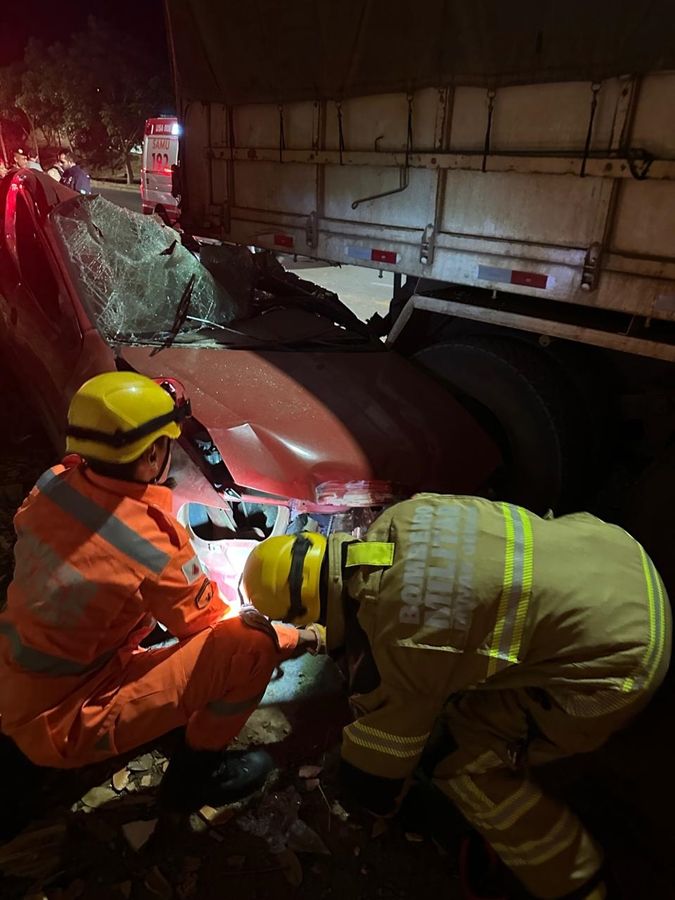 Condutor de 19 anos morre após colidir na traseira de carreta estacionada na Av. Fátima Porto, em Patos de Minas | Patos Agora - A notícia no seu tempo - https://patosagora.net