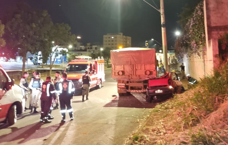 Condutor de 19 anos morre após colidir na traseira de carreta estacionada na Av. Fátima Porto, em Patos de Minas | Patos Agora - A notícia no seu tempo - https://patosagora.net