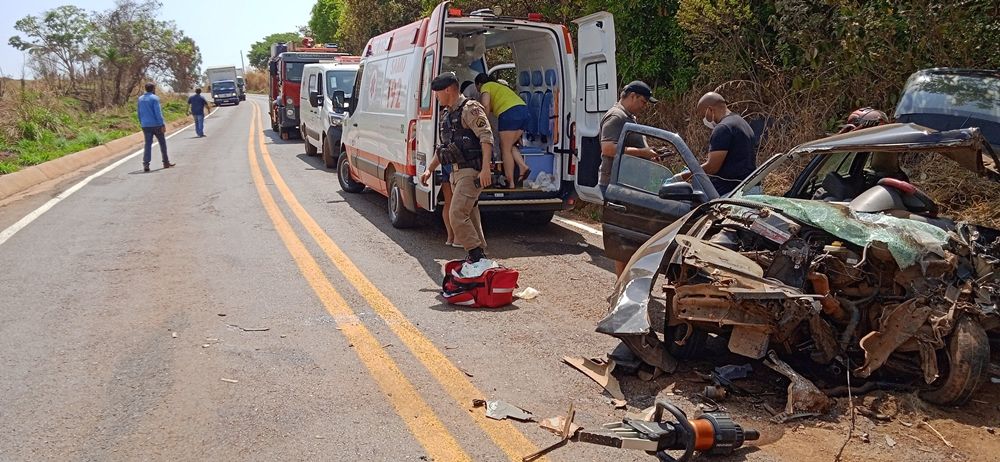 Colisão frontal entre carro e caminhão deixa vítima em estado grave na LMG 737 | Patos Agora - A notícia no seu tempo - https://patosagora.net