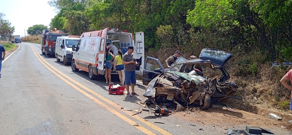 Colisão frontal entre carro e caminhão deixa vítima em estado grave na LMG 737 | Patos Agora - A notícia no seu tempo - https://patosagora.net