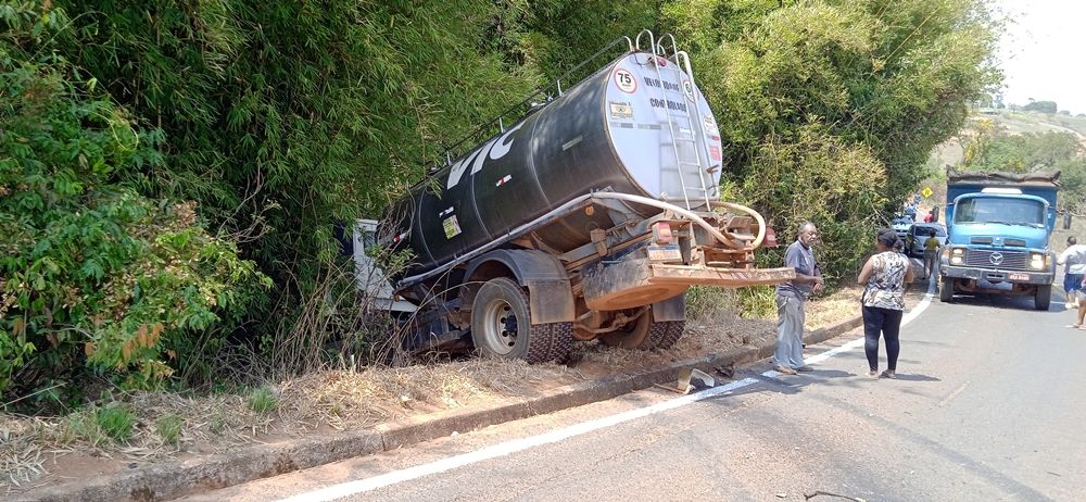 Colisão frontal entre carro e caminhão deixa vítima em estado grave na LMG 737 | Patos Agora - A notícia no seu tempo - https://patosagora.net