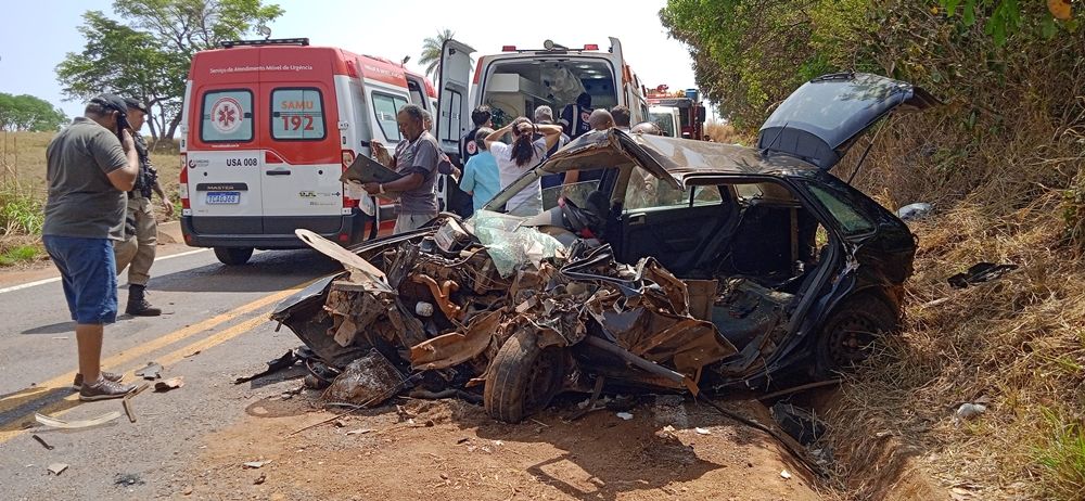 Colisão frontal entre carro e caminhão deixa vítima em estado grave na LMG 737 | Patos Agora - A notícia no seu tempo - https://patosagora.net