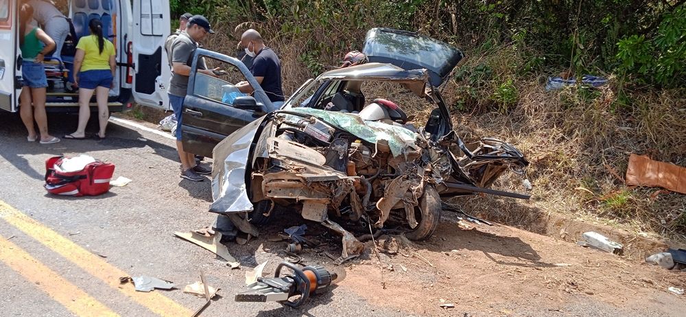 Colisão frontal entre carro e caminhão deixa vítima em estado grave na LMG 737 | Patos Agora - A notícia no seu tempo - https://patosagora.net