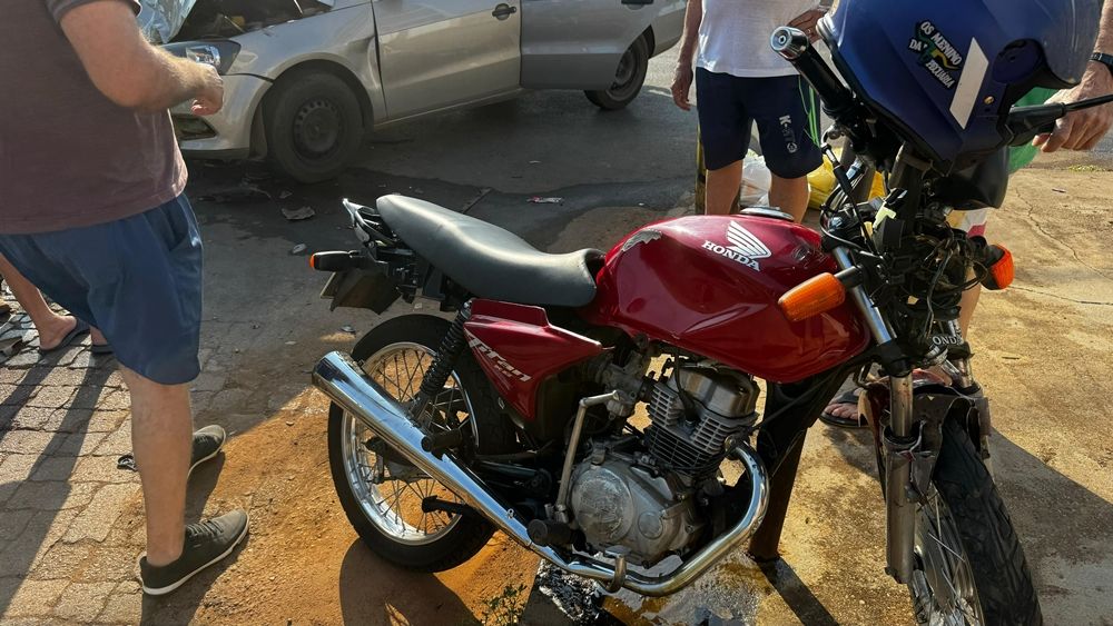 Motociclista é socorrido com traumatismo craniano após colisão com carro em Patos de Minas | Patos Agora - A notícia no seu tempo - https://patosagora.net