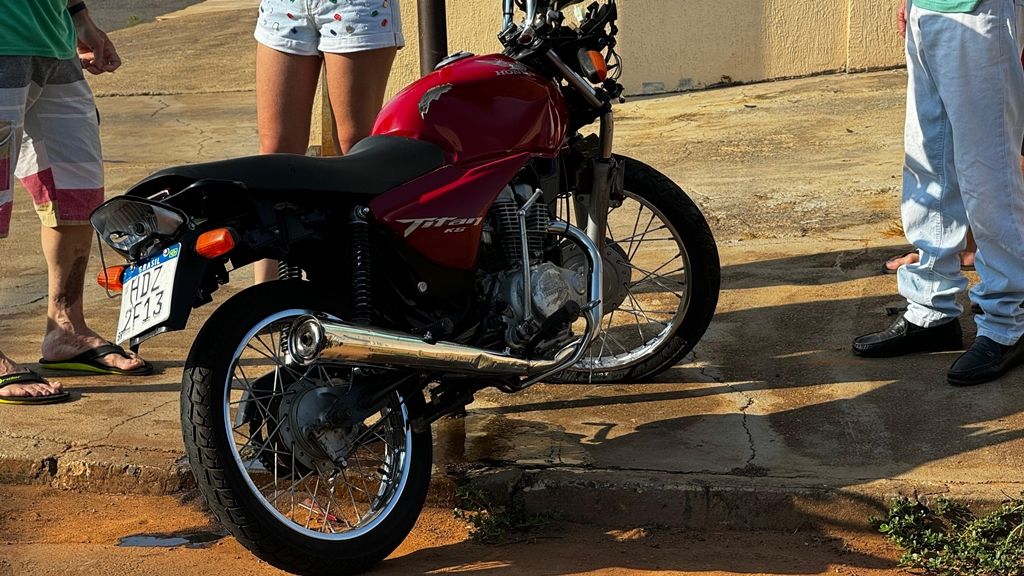 Motociclista é socorrido com traumatismo craniano após colisão com carro em Patos de Minas | Patos Agora - A notícia no seu tempo - https://patosagora.net