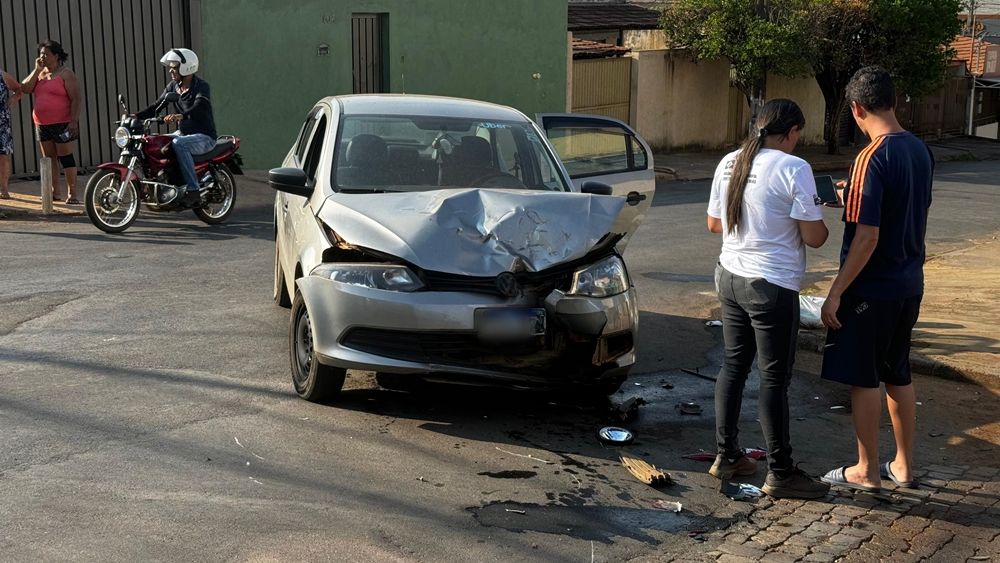 Motociclista é socorrido com traumatismo craniano após colisão com carro em Patos de Minas | Patos Agora - A notícia no seu tempo - https://patosagora.net