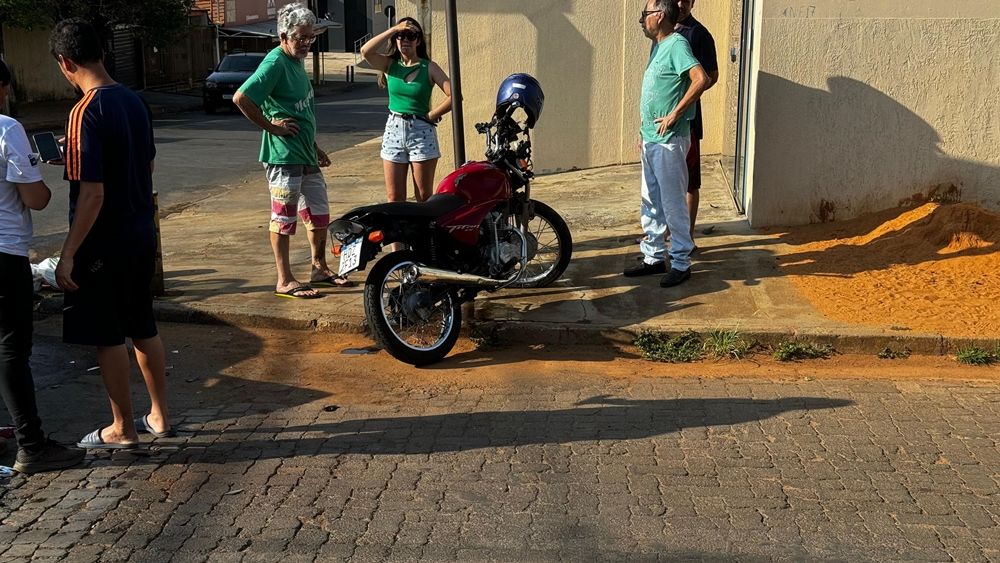 Motociclista é socorrido com traumatismo craniano após colisão com carro em Patos de Minas | Patos Agora - A notícia no seu tempo - https://patosagora.net