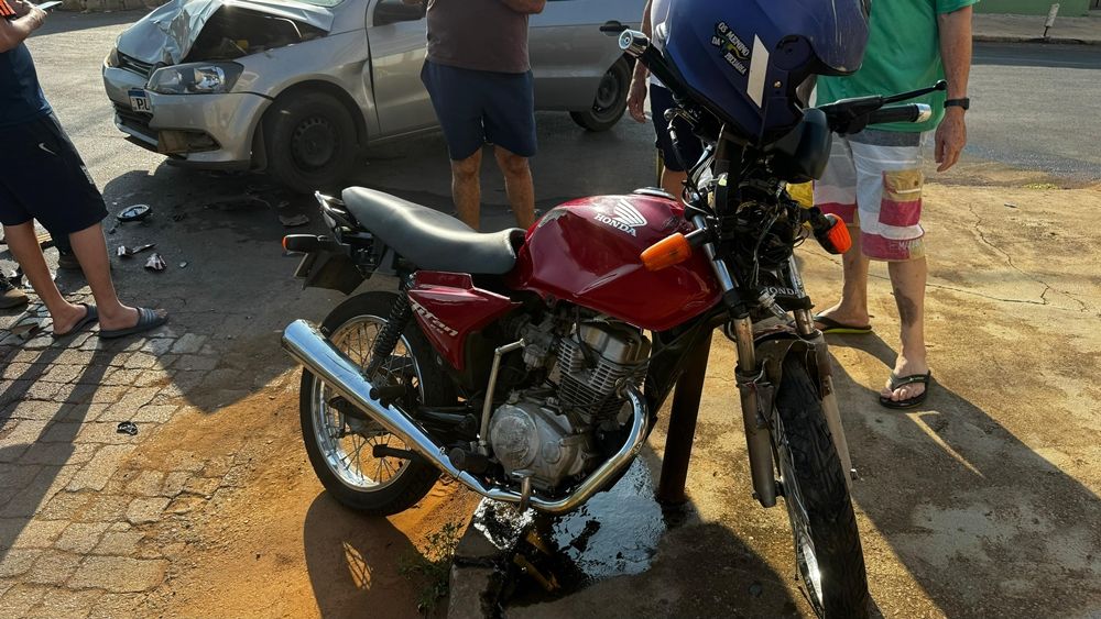 Motociclista é socorrido com traumatismo craniano após colisão com carro em Patos de Minas | Patos Agora - A notícia no seu tempo - https://patosagora.net