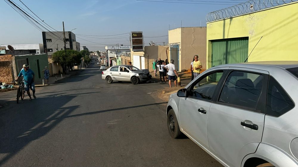 Motociclista é socorrido com traumatismo craniano após colisão com carro em Patos de Minas | Patos Agora - A notícia no seu tempo - https://patosagora.net