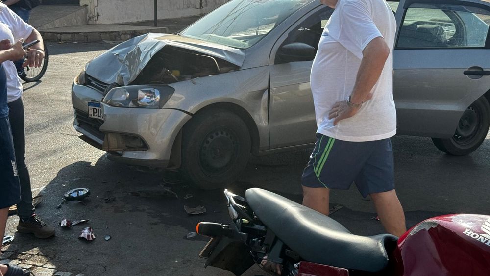 Motociclista é socorrido com traumatismo craniano após colisão com carro em Patos de Minas | Patos Agora - A notícia no seu tempo - https://patosagora.net