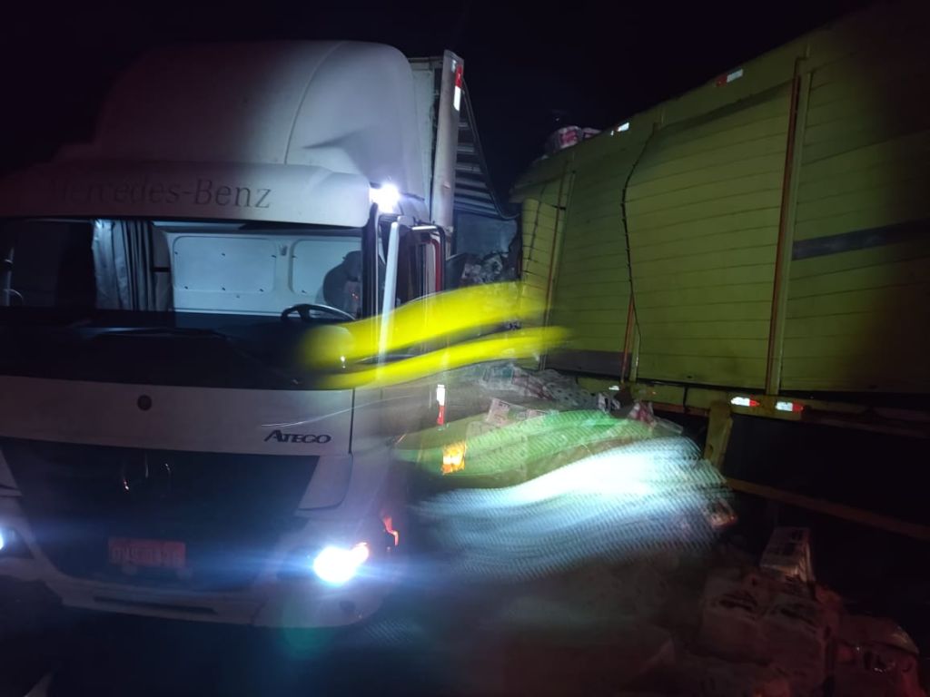 Chuva provoca grave acidente entre dois caminhões na BR-365; motorista morre | Patos Agora - A notícia no seu tempo - https://patosagora.net