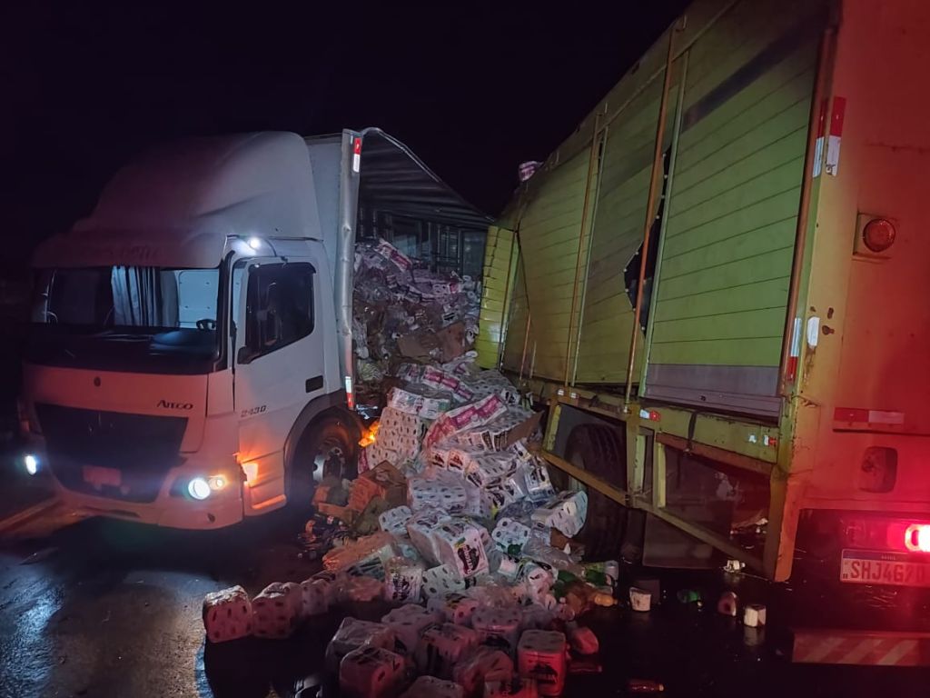 Chuva provoca grave acidente entre dois caminhões na BR-365; motorista morre | Patos Agora - A notícia no seu tempo - https://patosagora.net