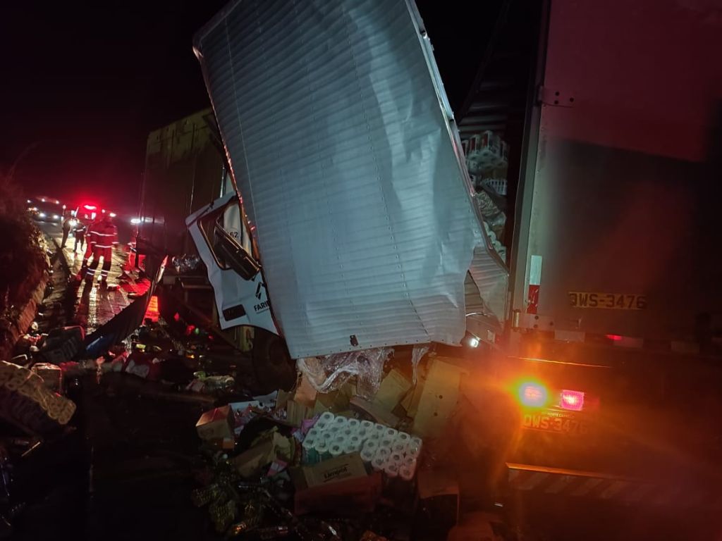 Chuva provoca grave acidente entre dois caminhões na BR-365; motorista morre | Patos Agora - A notícia no seu tempo - https://patosagora.net