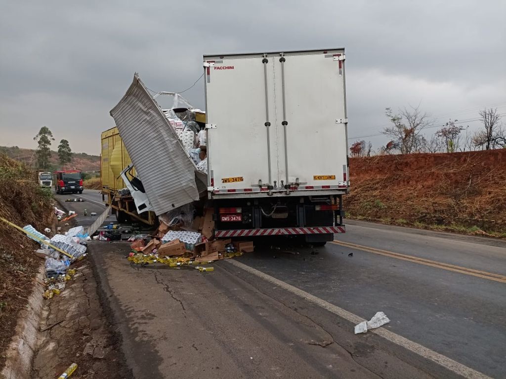 Chuva provoca grave acidente entre dois caminhões na BR-365; motorista morre | Patos Agora - A notícia no seu tempo - https://patosagora.net