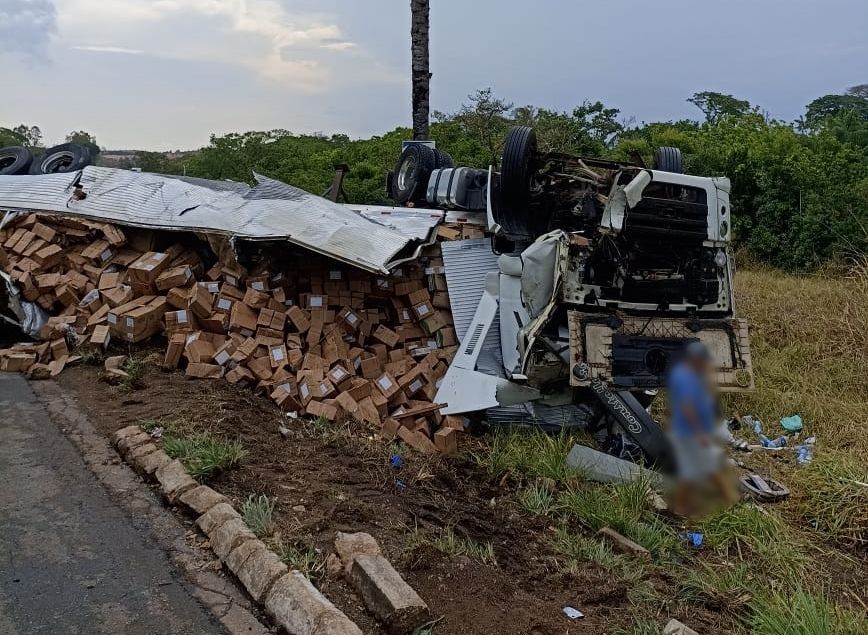 Carreta aquaplana e sai da pista na BR-365; populares saqueiam carga | Patos Agora - A notícia no seu tempo - https://patosagora.net